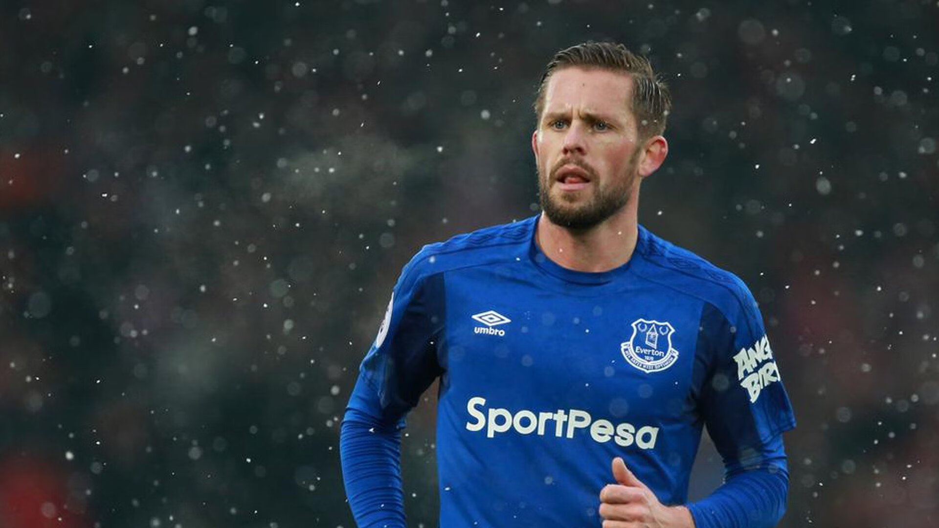 威少突破吸引包夹助队友轻松得分，威少突破脚步